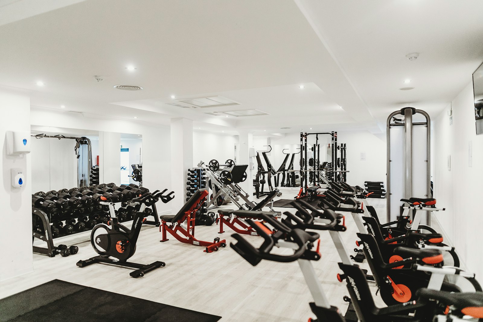 Loş spor salonu ekipmanları